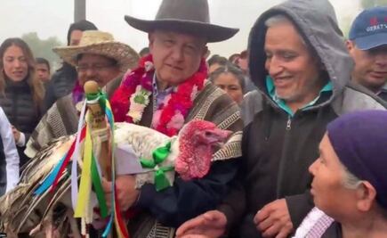 Regalan a AMLO un guajolote durante gira por Oaxaca