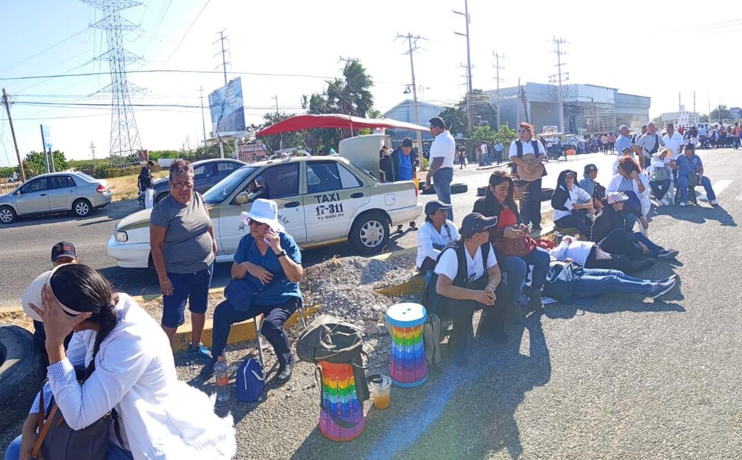 Con 6 bloqueos carreteros, escalan protestas de trabajadores de Salud de Oaxaca contra IMSS-Bienestar. Fotos: Especiales