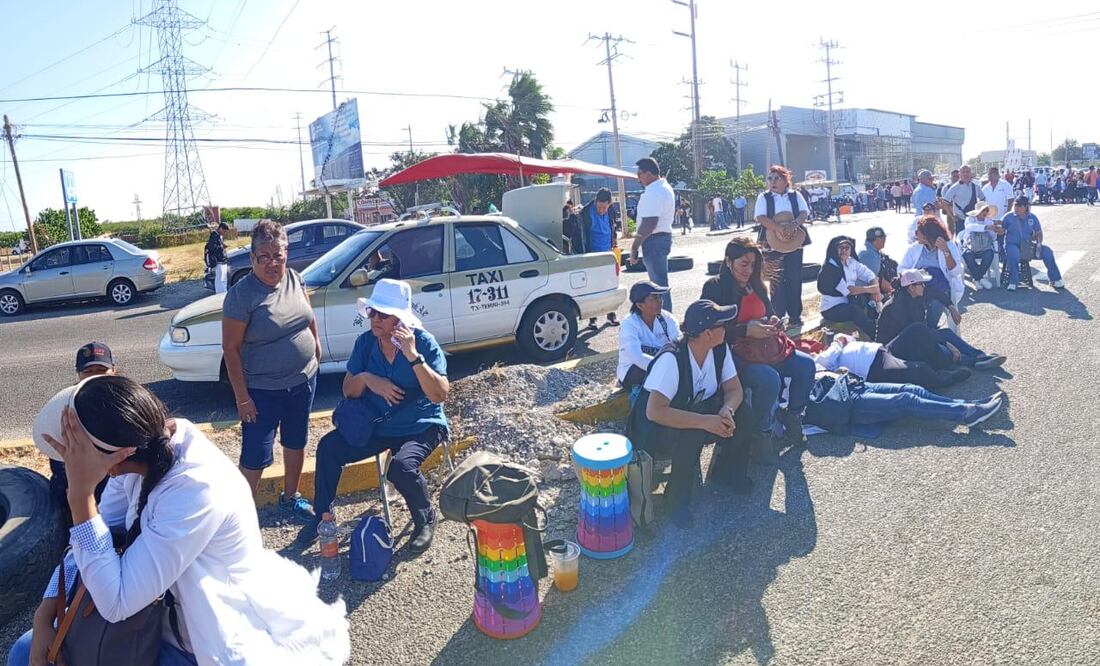 Con 6 bloqueos carreteros, escalan protestas de trabajadores de Salud de Oaxaca contra IMSS-Bienestar. Fotos: Especiales