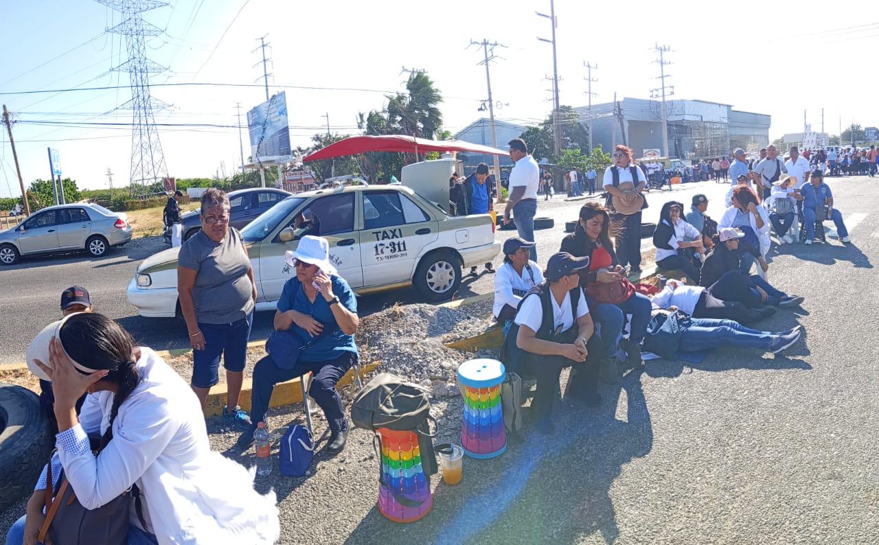 Con 6 bloqueos carreteros, escalan protestas de trabajadores de Salud de Oaxaca contra IMSS-Bienestar
