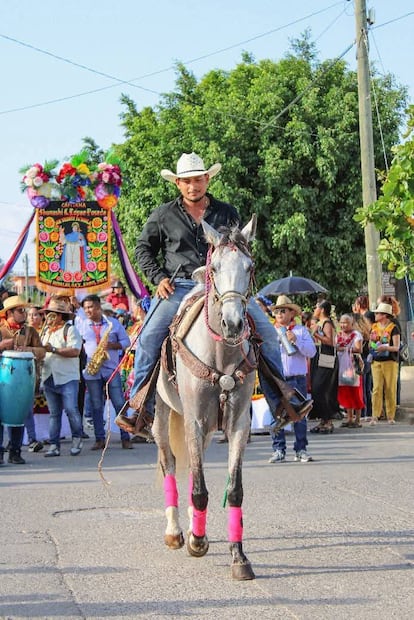 La Regada de Frutas en Oaxaca es una fiesta llena de alegría y tradición que expresa el espíritu generoso de los Oaxaqueños. Foto: FB@Folklor y Sabor Oaxaqueño