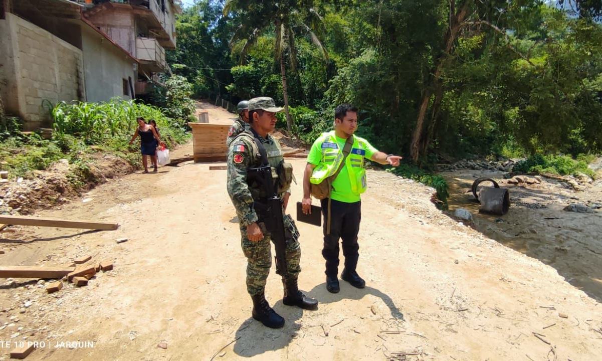 Abren paso provisional en puentes dañados por lluvias en la Costa de Oaxaca; piden evitar zonas de inundación