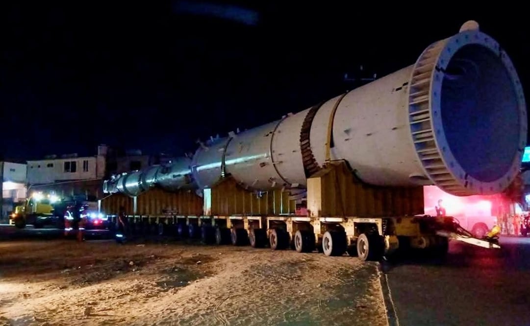 Movilización de piezas a la refinería de Salina Cruz, Oaxaca, propició cortes al servicio eléctrico y cierre de vialidades. Foto: Especial