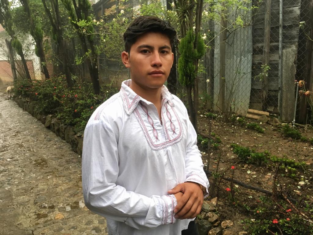 Comunidad ayuujk otorga nueva vida a la camisa de Ayutla Mixe