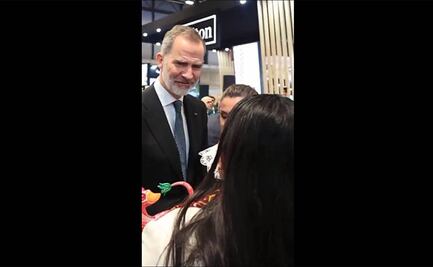 Con todo y jaloneos, secretaria de Turismo de Oaxaca entrega un alebrije al rey de España