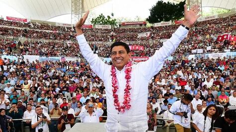 Con acarreados, Salomón Jara llena el auditorio Guelaguetza para su informe legislativo