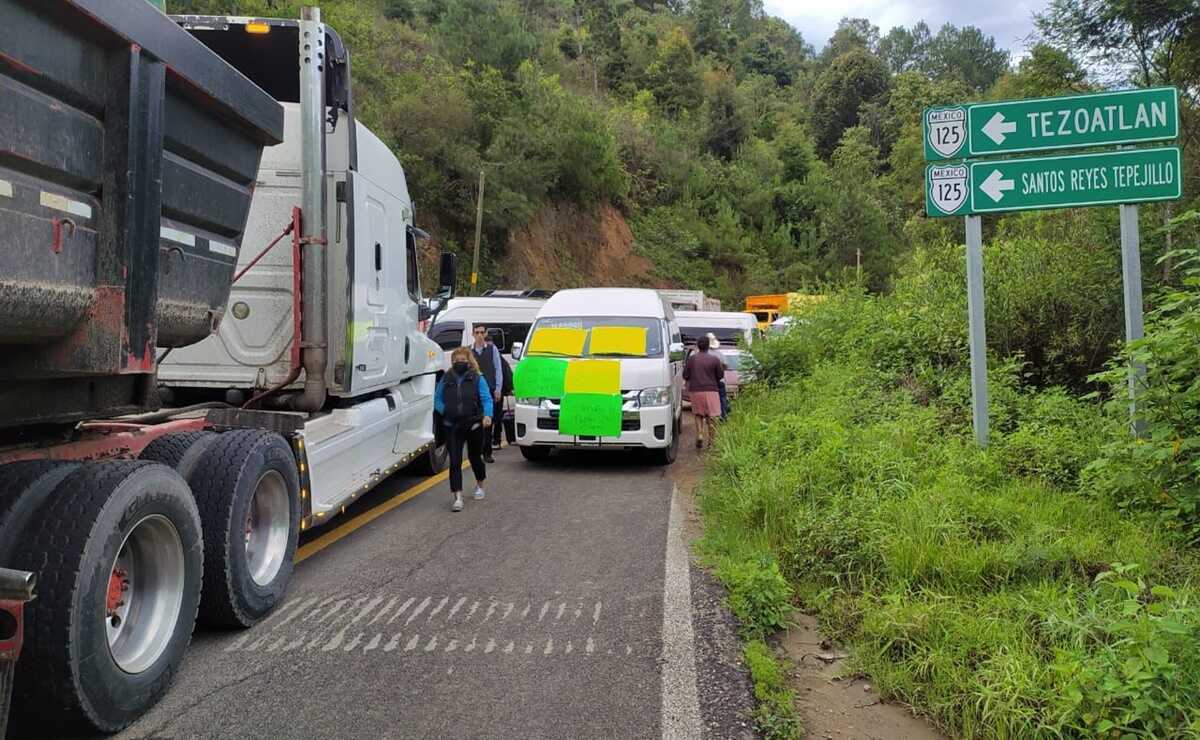 Taxista arrolla a 4 manifestantes en bloqueo en Tlaxiaco; exigen atención del gobierno de Oaxaca