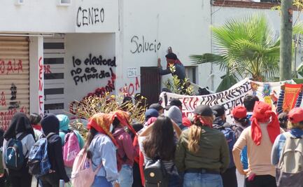Protestan normalistas de Oaxaca con pintas y quema de mobiliario en oficinas del IEEPO