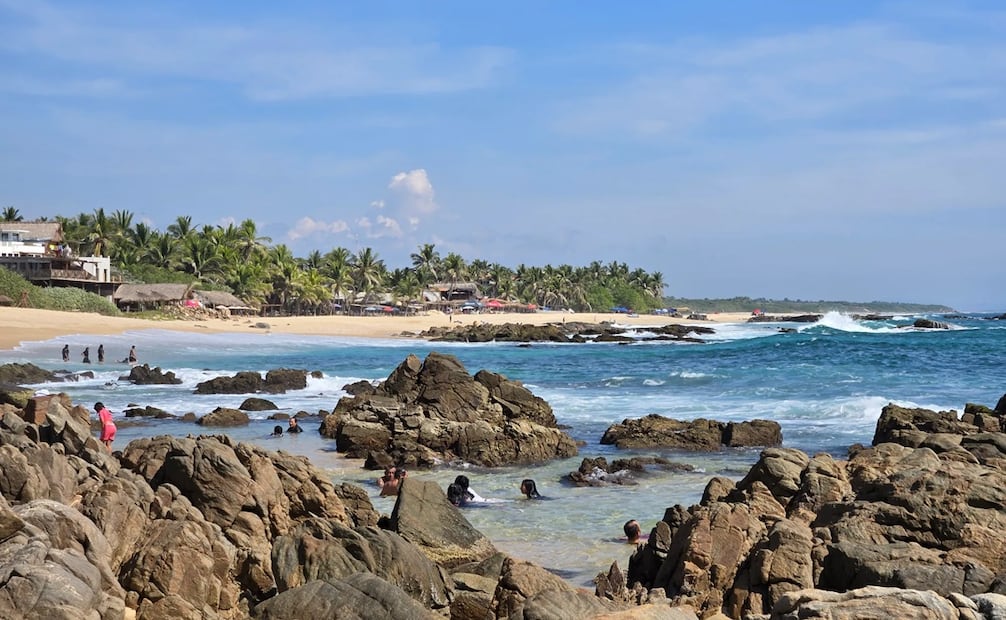 La Playa Agua Blanca en Oaxaca posee masas rocosas que forman albercas naturales.