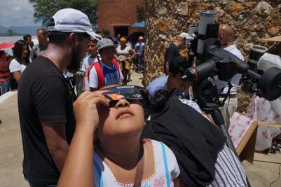 Acuden dos mil oaxaqueños a observar el eclipse en la capital