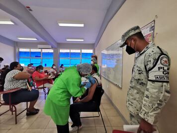 Vacunan al 91.4% de docentes en Oaxaca; reportan descenso de 3.4% en hospitalizaciones