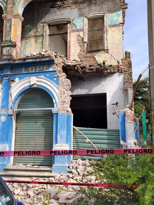 Deja sismo de 5.5 daños en edificio antiguo de Salina Cruz; no hubo incendio en refinería. Foto: Especial