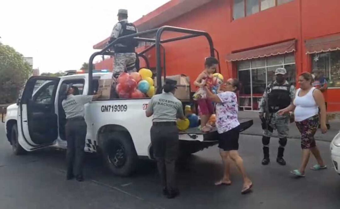 Niñas y niños se acercaban a las patrullas para recibir juguetes de parte de los elementos de seguridad en Juchitán. Foto: Cortesía