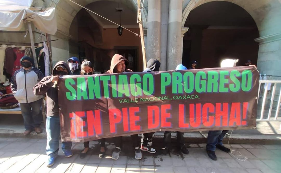 Familias de 10 retenidos desde hace 33 días en Ozumacín exigen su liberación en Palacio de Gobierno de Oaxaca. Fotos: Mario Arturo Martínez