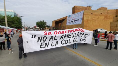 Ambulantes exigen espacios afuera del CCCO durante Feria del Mezcal