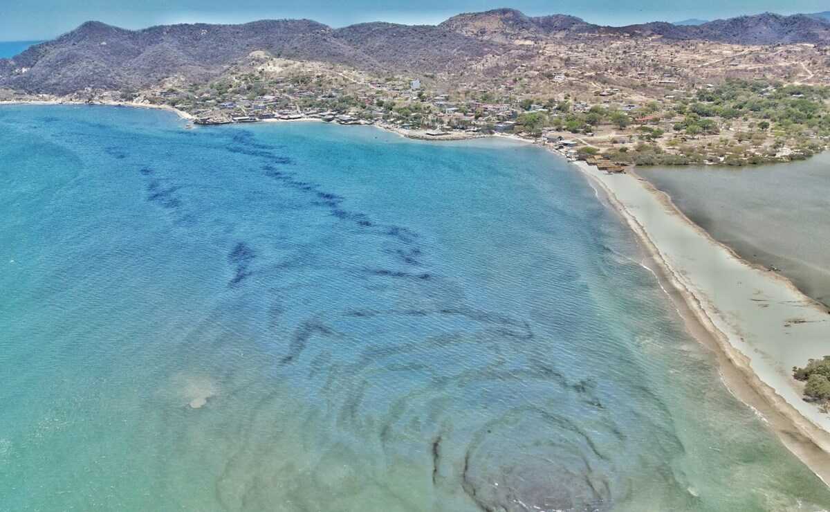 Advierten en Oaxaca fuerte derrame de hidrocarburo en mar de Salina Cruz; piden a Pemex actuar