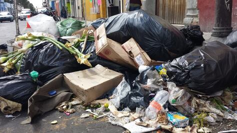 Se llenan de basura calles de la capital de Oaxaca