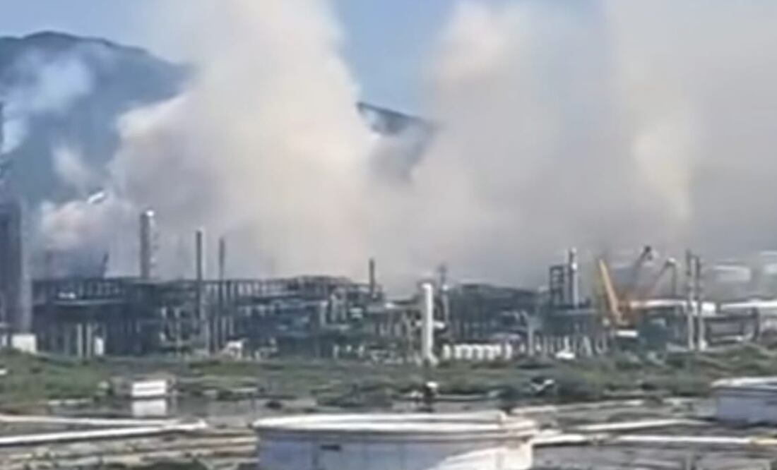 Densas nubes de humo en la refinería Salina Cruz desataron alarma entre la población. Foto: Especial