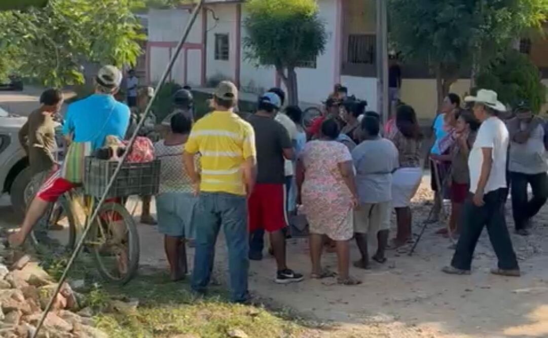 En Oaxaca, pobladores de Reforma de Pineda atacan vivienda del edil a pedradas y los repelen a balazos. Foto: Especial