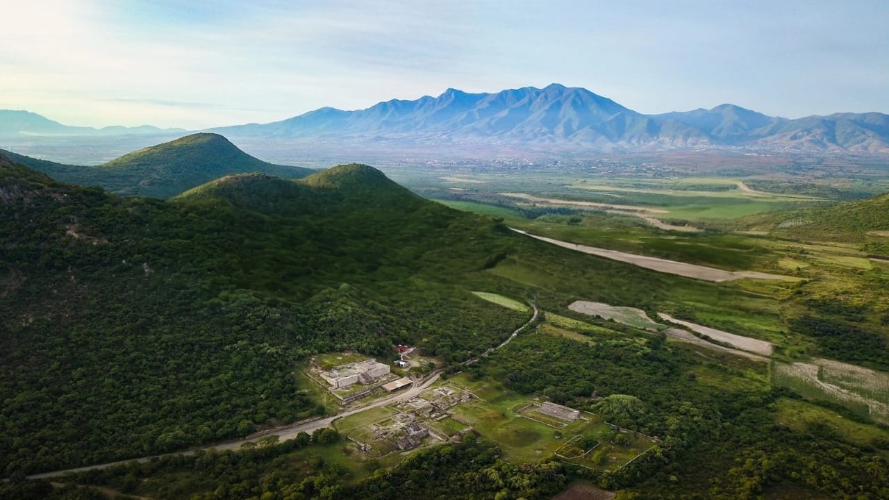 Descubre sitios arqueológicos cerca de Oaxaca: Monte Albán, Mitla, Yagul, Dainzú y Lambityeco. Patrimonio vivo de Mesoamérica. Foto: Oaxaca Travel.