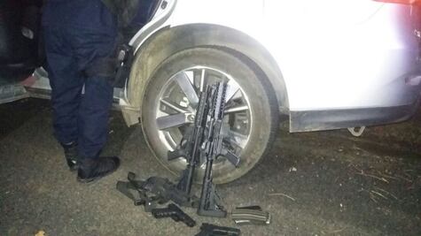 Ejecutan a dos en la Cuenca; hallan arsenal y vehículos