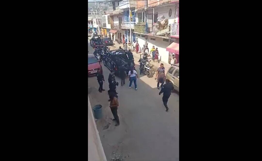 Comerciantes se enfrentan a policías municipales en la Central de Abasto de la ciudad de Oaxaca. Foto: Especial