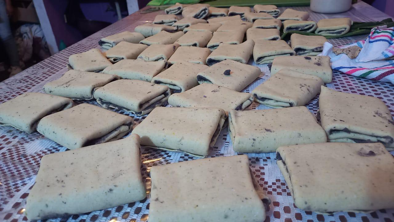 Elaborar tamales de capitas es toda una practica artesanal. Foto: FB, San Juan Bautista Tlacoatzintepec, Oaxaca