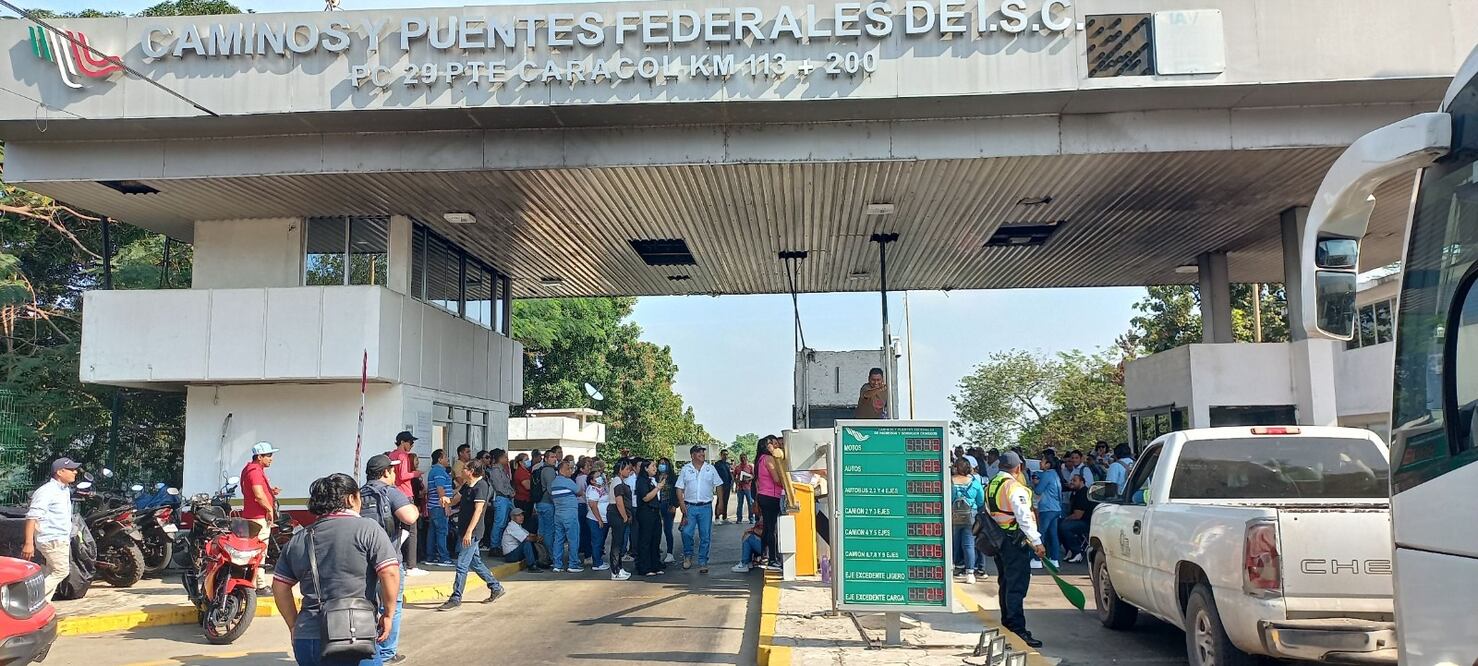Piden empresarios de Tuxtepec quitar por la fuerza bloqueos en caseta entre Oaxaca y Veracruz. Foto: Antonio Mundaca