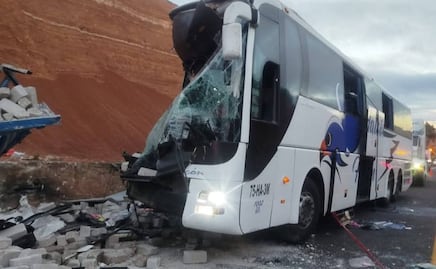 Mueren 2 mujeres al chocar autobús de pasajeros y camión de carga en la autopista Oaxaca-Cuacnopalan