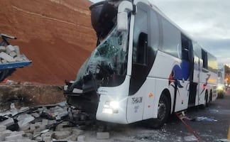 Mueren 2 mujeres al chocar autobús de pasajeros y camión de carga en la autopista Oaxaca-Cuacnopalan