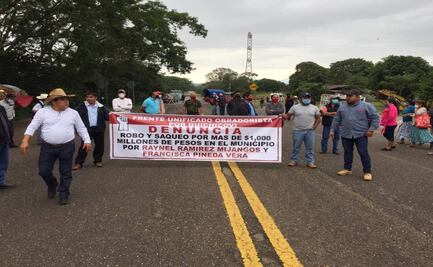 Bloquean carretera Transístimica en rechazo al informe del edil de San Juan Guichicovi