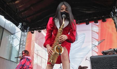 Maria Elena Ríos ilumina con su saxofón el Vive Latino
