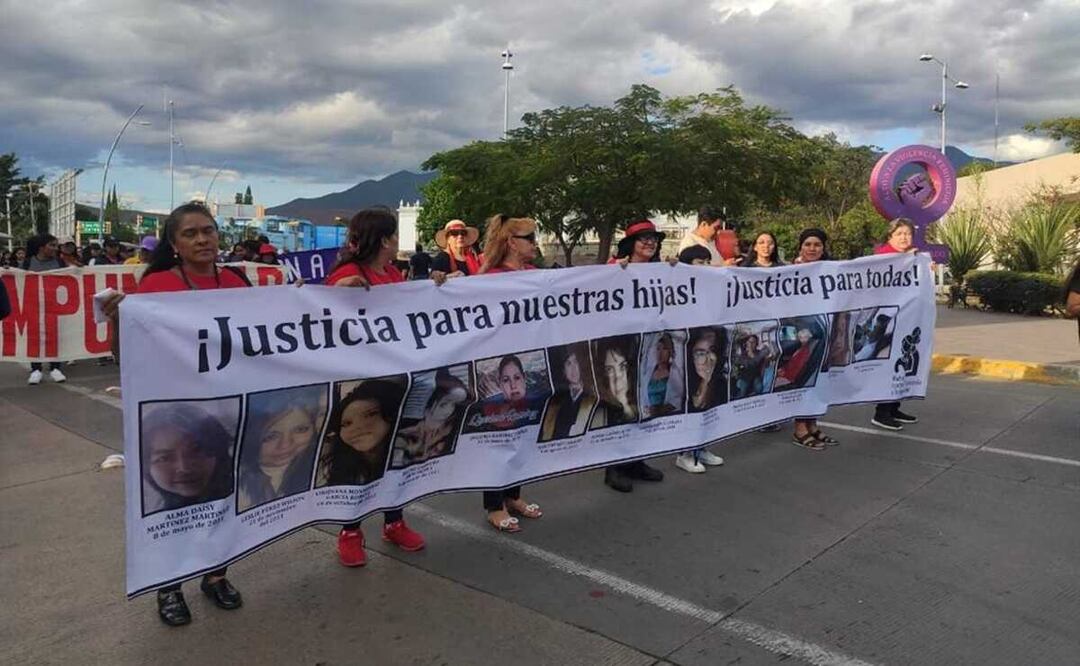 Al grito de “¡Oaxaca feminicida!”, cientos exigen frenar impunidad en asesinatos de mujeres. Foto: Mario Arturo Martínez