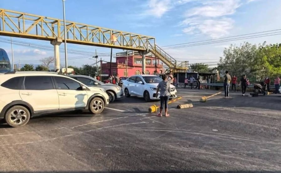 Bloqueo colapsa la carretera Transístmica en Oaxaca; vecinos protestan por apagones en Tehuantepec