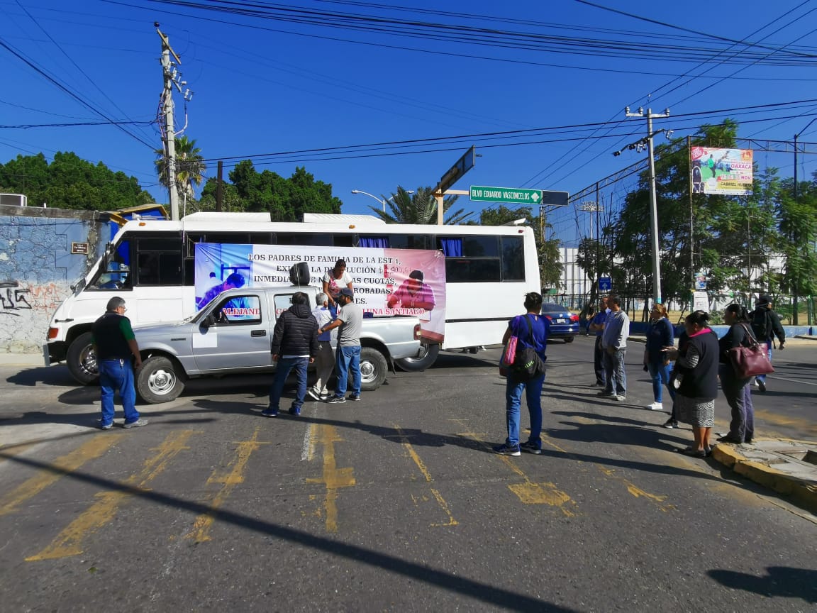 Padres de familia de la Técnica 1 realizan bloqueo para exigir atención a denuncia por robo