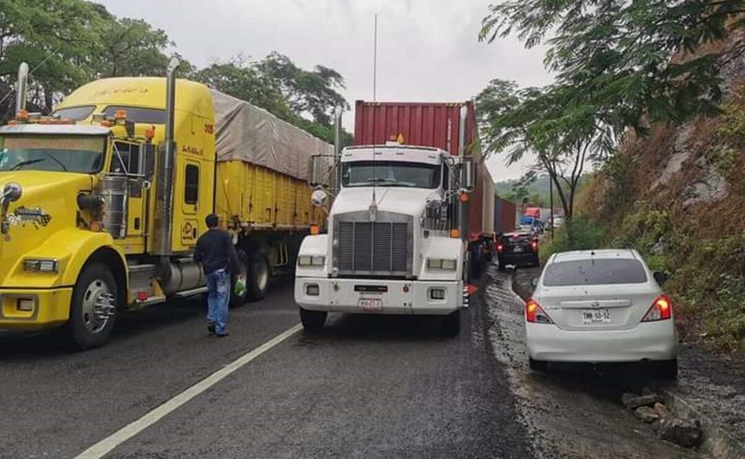 Pobladores de Mazatlán Mixe bloquean la carretera  federal Transístmica, impidiendo el paso con dirección a Veracruz. Foto: Especial
