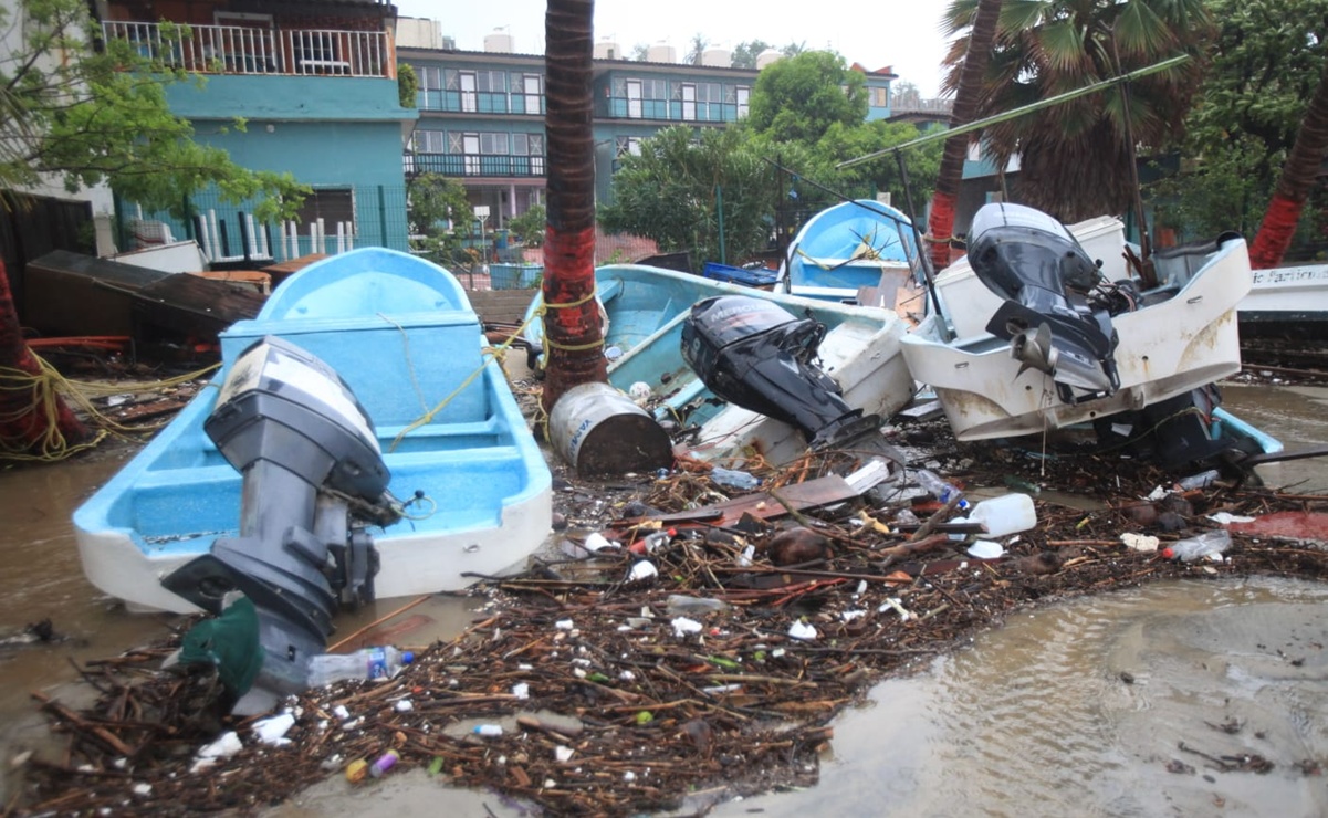 Huracán Erick destruye embarcaciones de pescadores y turísticas en Puerto Escondido, Oaxaca
