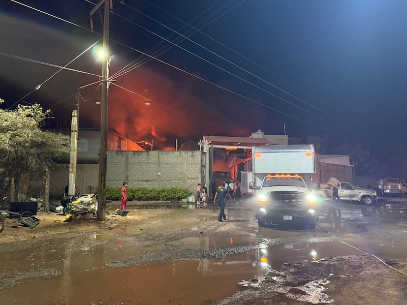 El incendio en la bodega de unicel en Tehuantepec, Oaxaca, se registró alrededor de las 4:00 am