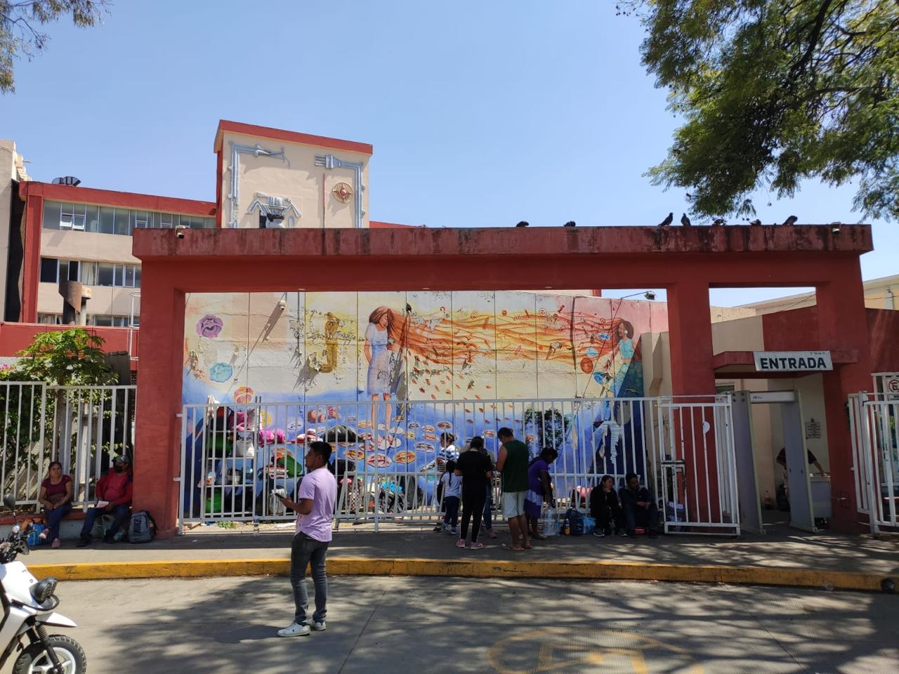 Tras subir trabajadores a pacientes amarrados en la espalda, arreglan elevador de Hospital Civil de Oaxaca. Foto: Mario Arturo Martínez