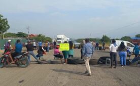 Inicio de clases en Oaxaca: Padres de familia del Istmo bloquean carretera Panamericana por cambio de directora