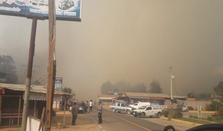 Ayutla Mixe se enfrenta a un incendio forestal sin agua potable; hay un herido