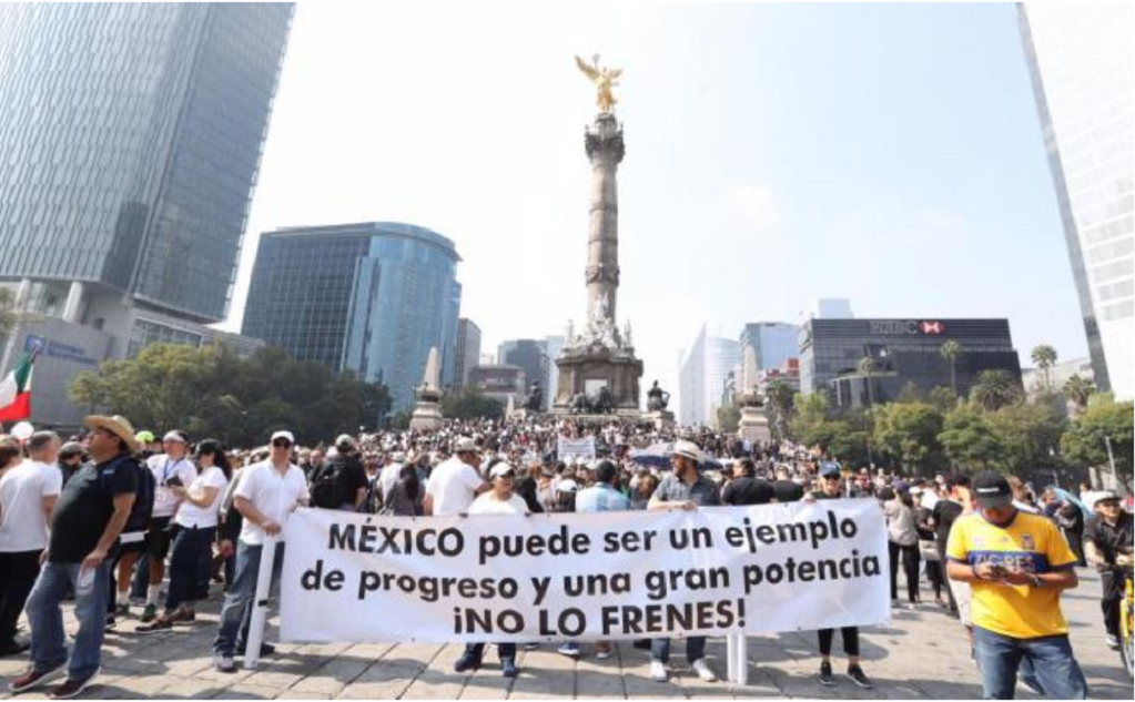 Marchan a favor de la construcción del nuevo aeropuerto en Texcoco