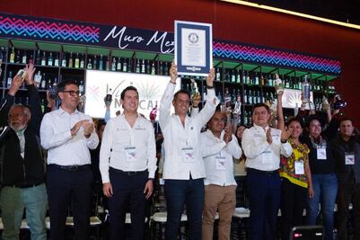 Oaxaca gana récord Guinness por reunir mayor número de botellas de mezcal