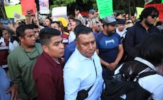 Familia de Alejandro Leyva pide a la FGR investigar actos de intimidación durante protesta en desfile de las delegaciones de la Guelaguetza 