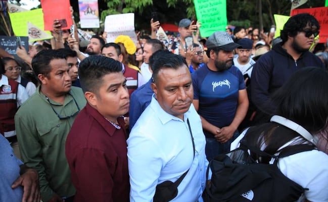 Familia de Alejandro Leyva pide a la FGR investigar actos de intimidación durante protesta en desfile de las delegaciones de la Guelaguetza