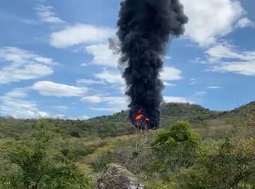 Tras accidente en carretera a Tehuantepec, se incendia vehículo cargado de gasolina