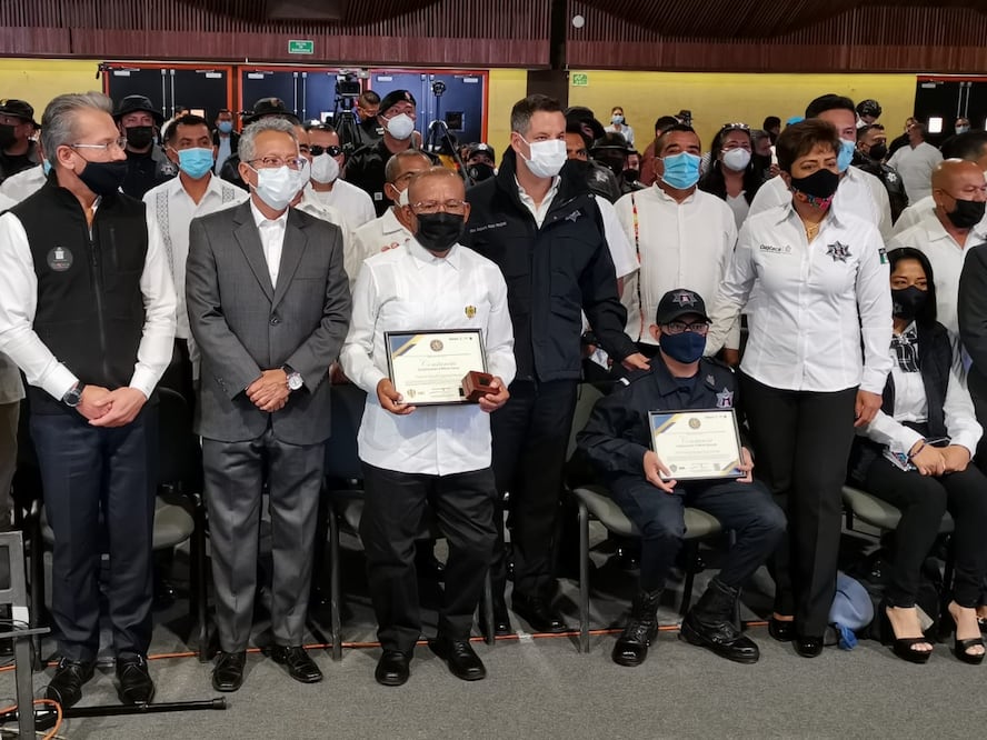 Condecora Murat a policías estatales; anuncia construcción de 8 cuarteles en Oaxaca. Foto: Edwin Hernández