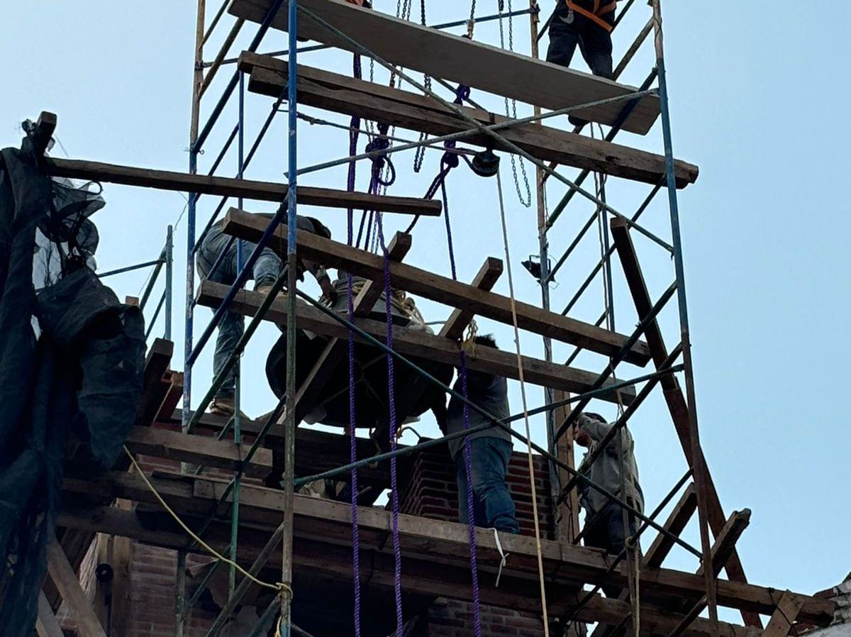 A 7 años del terremoto que devastó Oaxaca, colocan campana en iglesia de San Vicente Ferrer de Juchitán. Foto: Especial