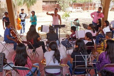 Horacio Franco ofrece charla a estudiantes de escuela de Iniciación Musical