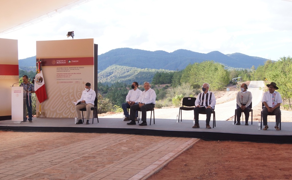 Caminos rurales en Oaxaca estarán terminados antes de fin de sexenio: AMLO